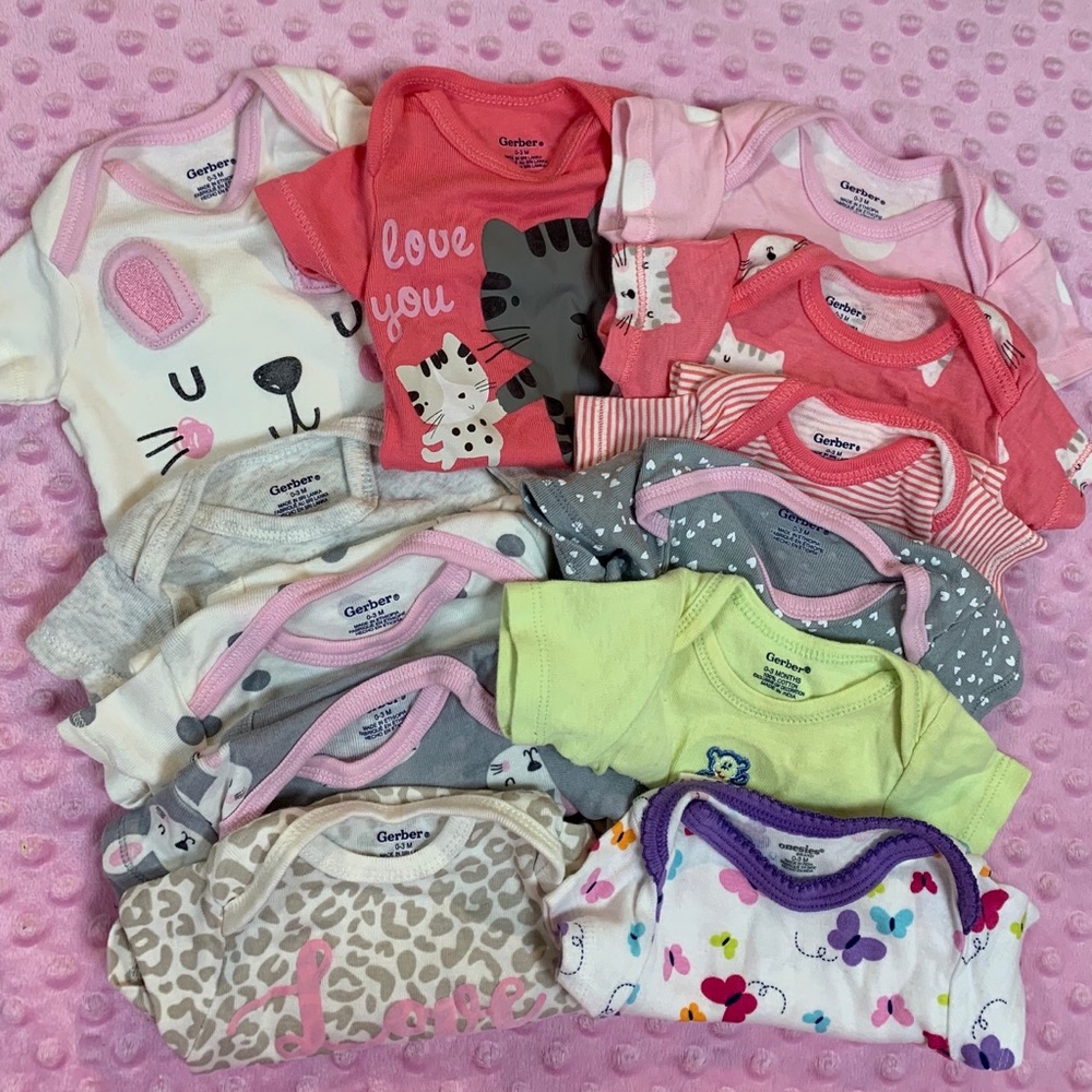 Lot of 12 Gerber onesies 0-3 months